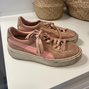 Rosa Puma  - Rosa Puma sneakers, bra skick men behöver nog borstas upp. Kan frakta alt mötas upp i Täby eller i inne i Stockholm.