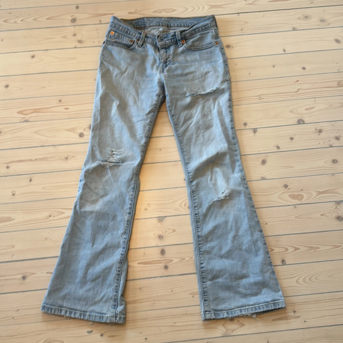 Ljusblå bootcut jeans från Levis 