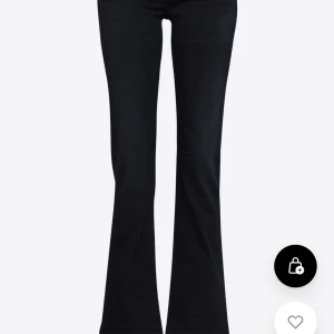 Svarta bootcut jeans från LTB. Low waisted bootcut och modellen heter Valerie - Snygga svarta bootcut jeans från LTB med klassisk femficksdesign och knappgylf. Perfekta för en stilren look.