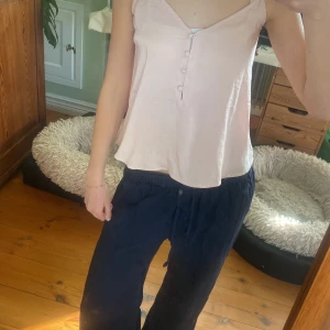 Ljusrosa linnetopp från H&M - Säljer en söt ljusrosa linnetopp från H&M med smala axelband och knappar framtill. Den är köpt från myrorna men är då från H&M. Om ni har fler frågor så skriv till mig!!🩷