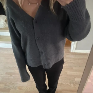 Mörkgrå kofta från Zara - Mörkgrå kofta från zara i storlek s