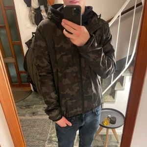 Camo windbreaker - Tja, säljer denna camo windbreakern. Jag är 183 och den är i storlek M. Har du några frågor är det bra höra av dig!
