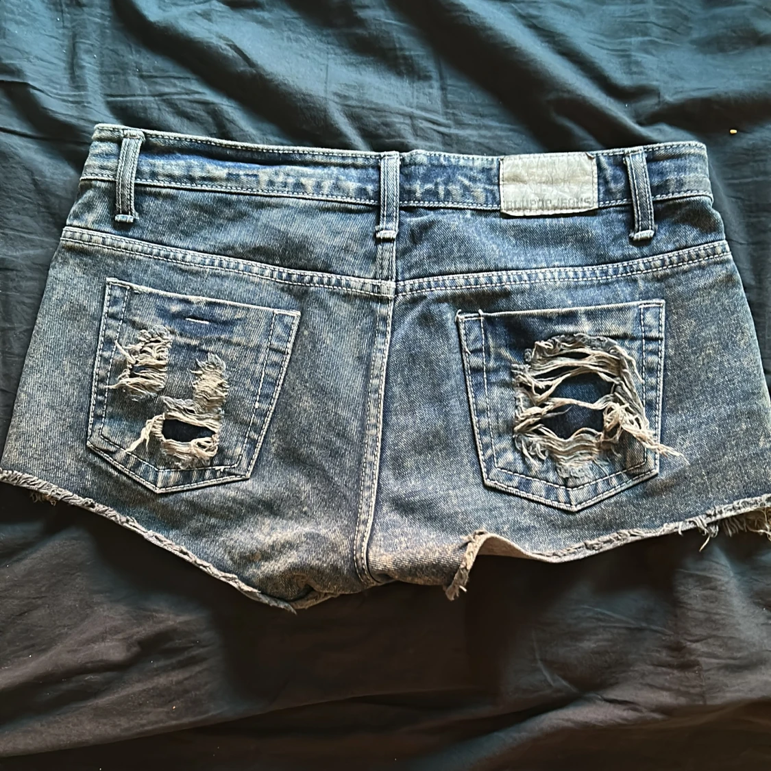Blå jeansshorts med slitningar - 1