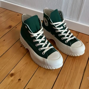 Gröna sneakers från Converse - Snygga gröna Converse sneakers med hög sula och klassisk snörning. Pris när jag köpte de runt 700kr, Fåtal använda, pris kan diskuteras jag vill bara bli av med dem !!!