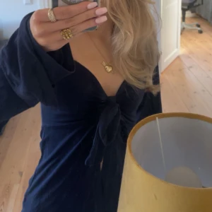 Mörkblå design by si topp💓 - Säljer min fina design by si tröja med knytning ifram, använd varsamt och i mycket bra skick, finns en liten defekt på armen men märks inte av alls skriv för fler bilder på det💕 priset kan självklart diskuteras 