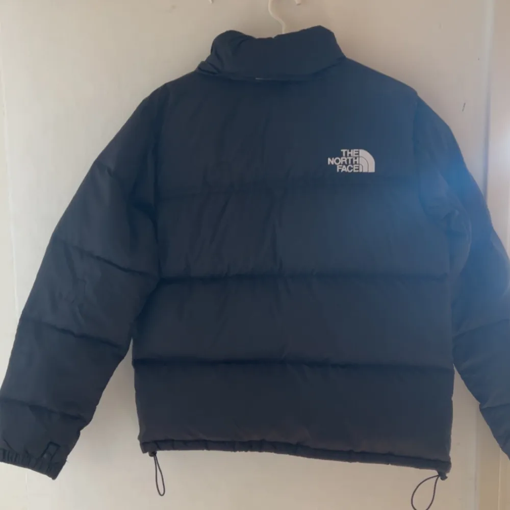Säljer denna North Face jacka till ett väldigt billigt pris eftersom jag har köpt en ny likadan, Jackan är helt felfri förutom att den har behövts lagas på ryggen samt vänster arm men dessa märken syns knappt vid användning. Jackan är i small men den satt perfekt på mig som är 180 cm lång. Hör av dig vid intresse 💫 Ny pris brukar variera mellan 3000kr - 4000kr . Takit.