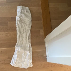Vita linnebyxor med resårmidja - Säljer ett par linnebyxor pga att dem inte kommer till användning. Dem är använda men finns inga tecken på det, perfekta för sommaren! Hör av dig vid frågor❤️❤️