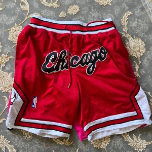 Amerikansk basket shorts 🩳  - Dessa 2 är sista och kan bli av med de för bra pris. De satt i garderoben i flera månader och jag vill bli av med de. 