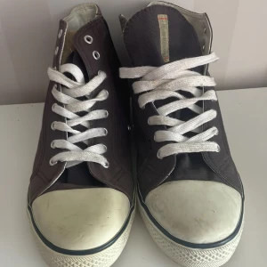 Bruna sneakers från Esprit nya - Snygga bruna sneakers från Esprit med vita snören och tåhättan, nya dock smutsade pga förvaring .Skorna har en hög modell med märkets logga baktill och på sidan. Perfekta för en avslappnad stil.