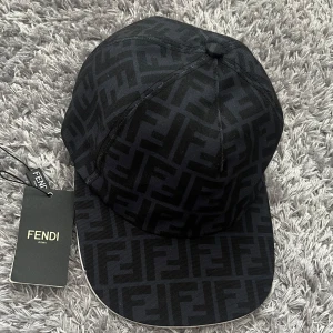 Fendi keps - 1•1,En helt ny och oanvänd Fendi keps som är justerbar och passar allihopa. Den är oanvänd men när jag testade på mig den så lossnade prislappen men den inkluderas.