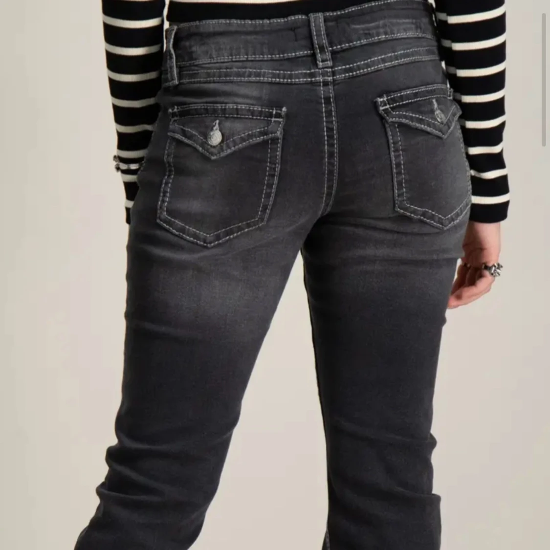 Svarta bootcut jeans med vita sömmar - 1