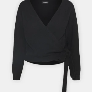 Svart omlottkofta från Zalando - Svart stickad omlottkofta från zalando med knyt i sidan och djup v-ringning. Långa ärmar och ribbade muddar. Kom privat för egna bilder💕💕använd 2gånger nypris 340