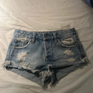 Lågmidjade shorts - Jätte fina lågmidjade shorts från Pull and bear. Är rätt korta och perfekta för sommarn!! Storlek 32 men passar mid som är S/M