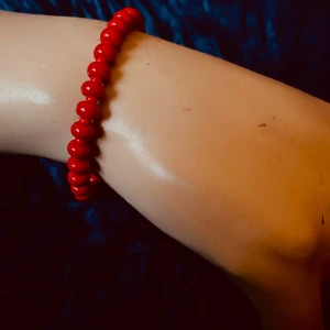 By prisförslag- rött armband  - By prisförslag- rött armband 