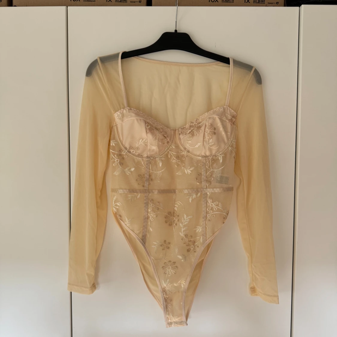 Aprikos mesh body med broderade blommor - 3