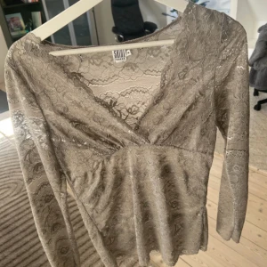 Beige spetsblus från Saint Tropez - Säljer en beige långärmad spetsblus från Saint Tropez. Säljer då den inte kommer till användning, nästan aldrig använd! Storlek: M💖