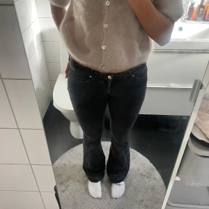 Lågmidjade Bootcutjeans  - Svarta lågmidjade jeans, jättefina men lite för små för mig. Har sprättat upp dem vid benen och  Jeansen har även ett litet hål men inget som man tänker mycket på när dem är på, storlek 28/34💗