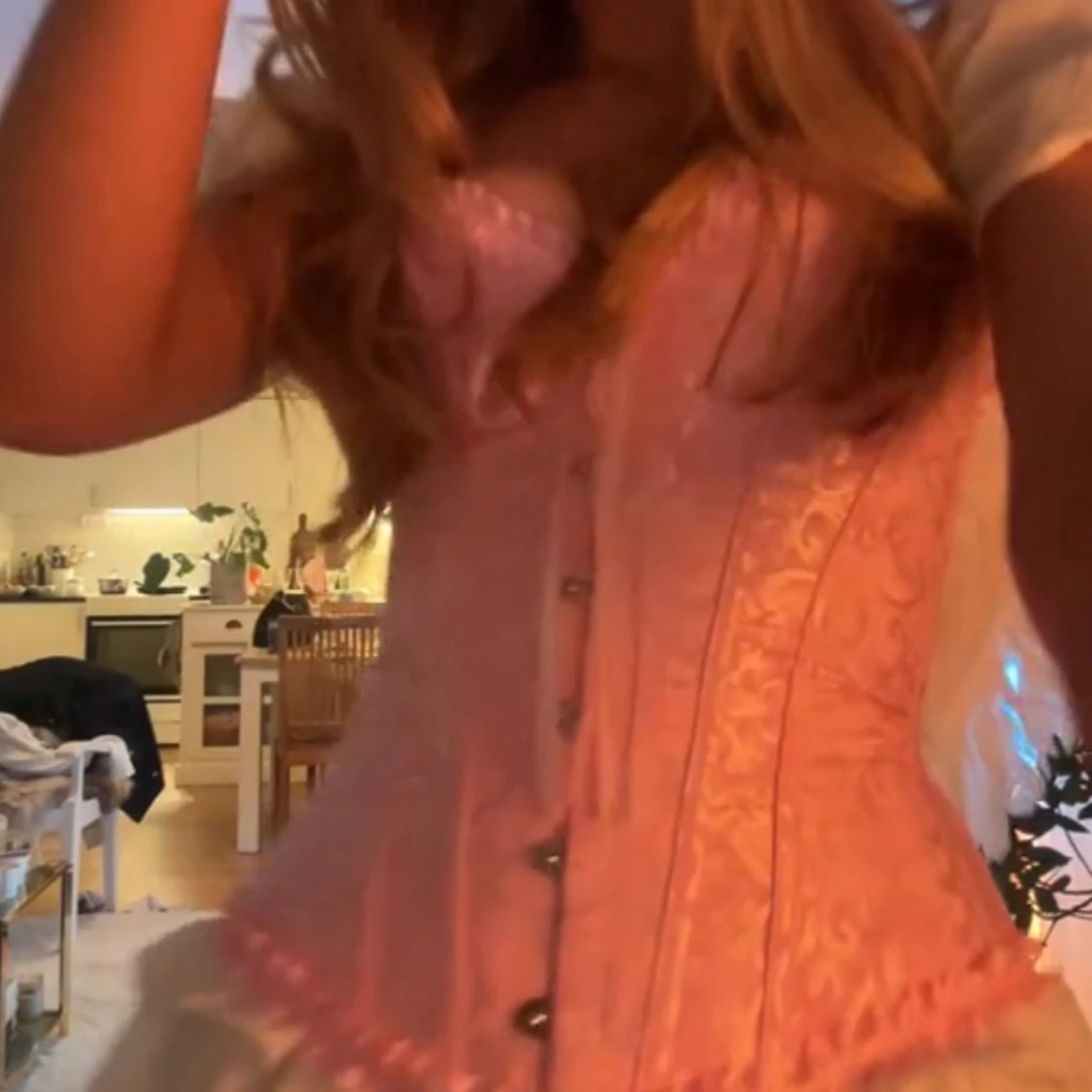 Rosa korsett med spetsdetaljer - 2