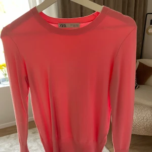 Rosa klänning från Zara med bälte - Supersöt rosa tröja från Zara med guldiga knappar på ärmarna. Den är i gott skick och är i storlek s