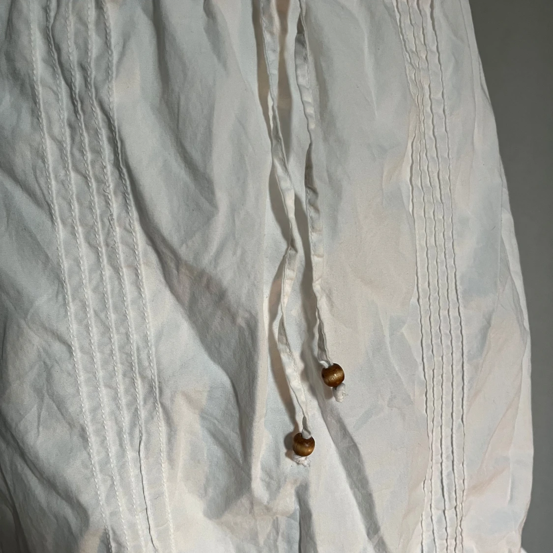 Vit volangkjol med knytband - 4