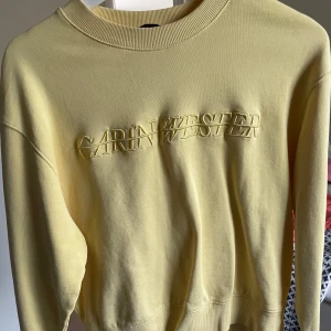 Gul sweatshirt från Carin Wester - Säljer en ljusgul sweatshirt från Carin Wester med broderad logga framtill