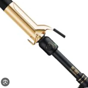 Locktång från Hot Tools Professional 32mm - Säljer en locktång i guld och svart från Hot Tools Professional. Tången har ett klassiskt klämgrepp och en rundad cylinder i metall, perfekt för att skapa mjuka lockar eller volym. Ergonomiskt handtag och roterande sladd för enkel styling.