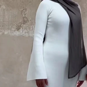 Haya & I modest klänning vit - Säljer denna OTROLIGT fina klänning från Haya & I i storlek S. Världens finaste klänning men köpte 2 så säljer den ena, lappar och allt finns kvar. Fraktad ända från Australien, nypris 1500. Med frakt och tullavgift 2000kr