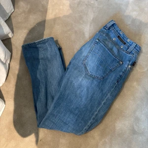 Tramarossa Jeans  - Skick 9/10 schyssta Tramarossa jeans Leonarodo med najs detaljer priser är inte hugget i sten finns tag som man sätter på där det står Tramarossa också men sitter inte på nu bara 