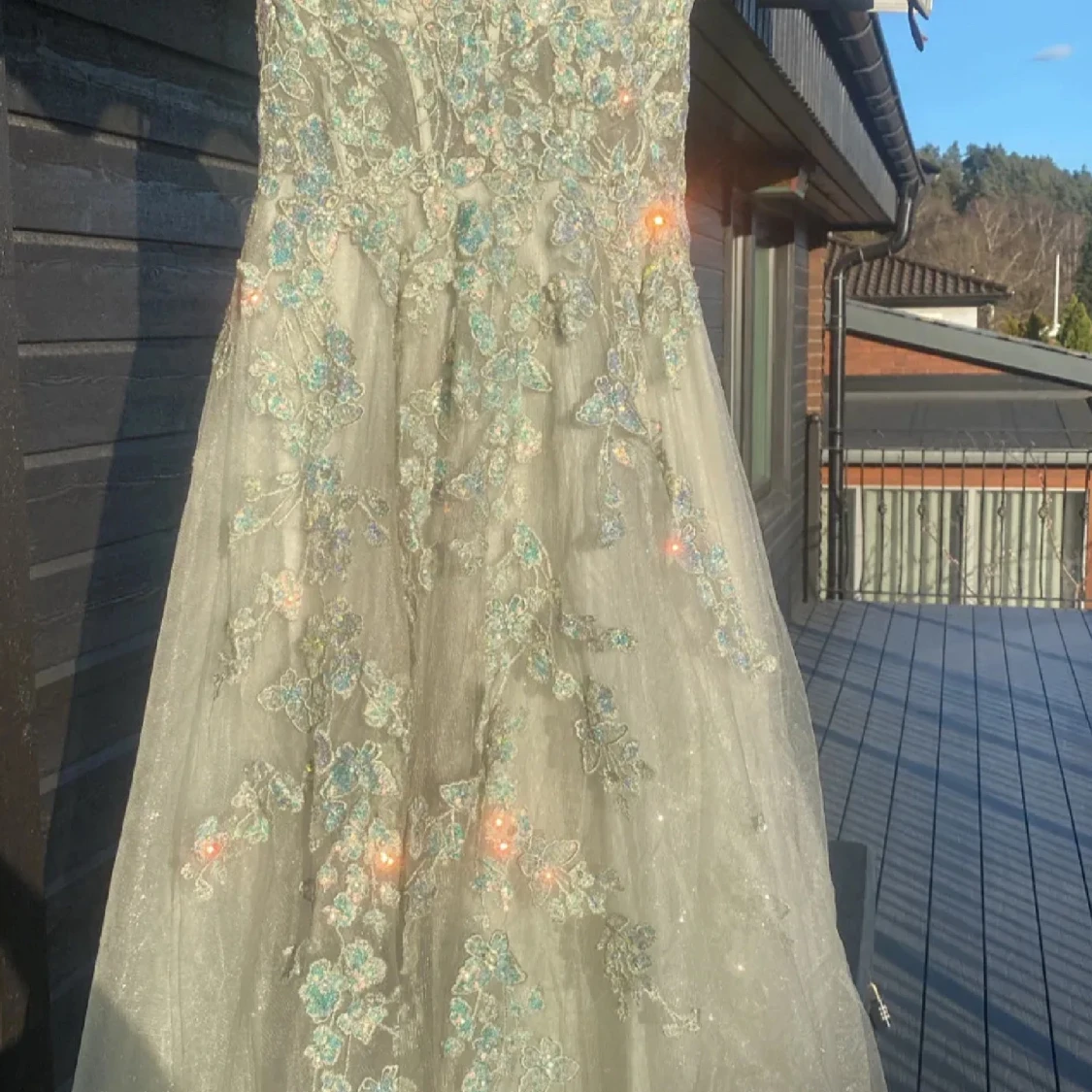 Ljusblå långklänning med blommig spets och paljetter - 2