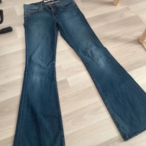 J brand jeans - Ett par lågmidjade bootcut jeans från Jbrand. Midjemått:37 cm. Innerbenslängd :84 cm💞