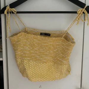 Gul prickig topp - Super söt prickig topp från zara. 