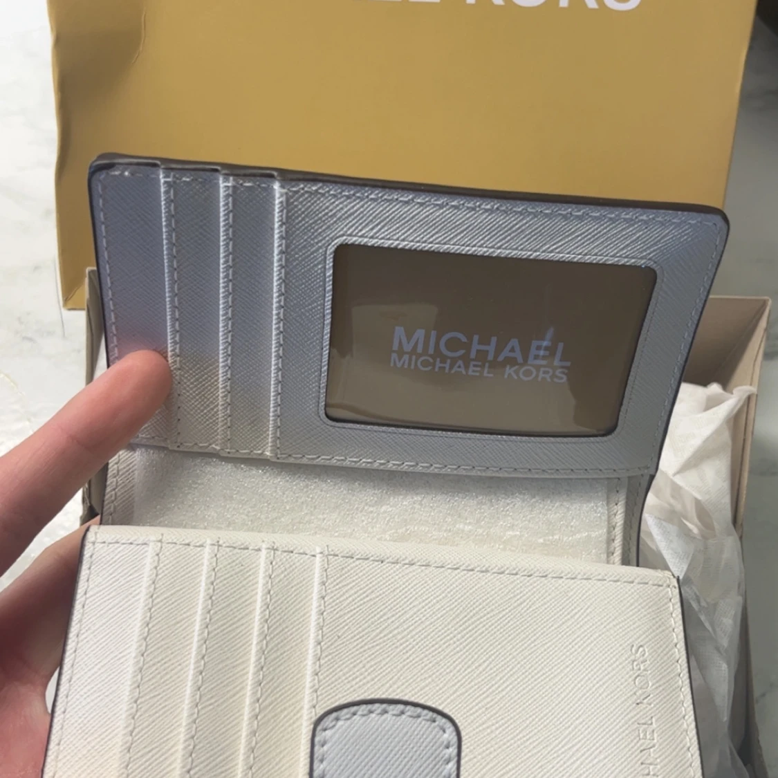 Vit plånbok från Michael Kors - 2