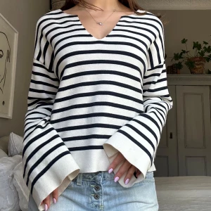 Randig v-ringad tröja💞 - Säljer en vit och svart randig tröja med v-ringning och långa ärmar. Tröjan är i mjuk bomull och har en avslappnad passform. Perfekt till jeans för en enkel och stilren look.