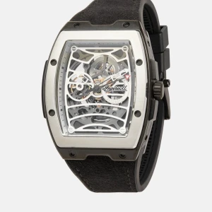 Svart skelettklocka från Ingersoll - Säljer en snygg herrklocka från Ingersoll med skeletturverk och svart skinnarmband. Klockan har en rektangulär boett i silverfärg och synliga kugghjul. Levereras i en brun förvaringsbox.