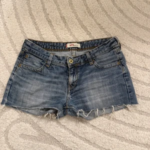 Blå jeansshorts - Säljer dessa shorts från Levis som tyvärr är för små för mig. Står ingen storlek i men skulle säga att dom är i S. 