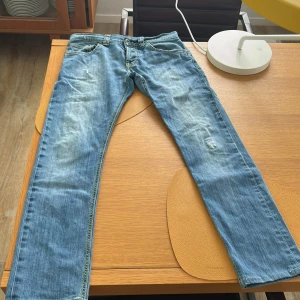 Dondup geogre jeans - Hej, säljer dessa dondup jeans, Finns två små fläckar som knappt syns därefter priset. Mått: Midja 80cm och längd 92cm, Hör av er vid frågor🤩