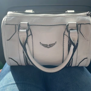 Vit Zadig och Voltaire väska  - Säljer denna snygga väska. Jag köpte den på Vinted så vet inte säkert om den är äkta därav priset. Säljer då den inte kommer till användning. Det finns ett längre band till. Pris kan diskuteras. 