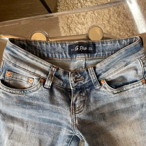 Ljusblå jeansbyxor från G. Rise - Säljer ett par ljusblå jeans från G som är i nyskick❤️endast använda en gång! 