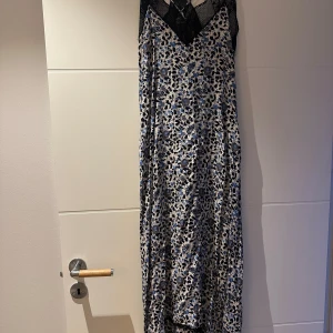 Zadig & Voltaire klänning  - Så snygg klänning från Zadig & Voltaire. Sparsamt använd så väldigt bra skick. 