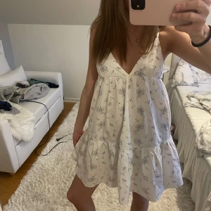 blommig sommarklänning  - sååååå fin blommig sommarklänning med öppen rygg! perfekt till skolavslutning eller midsommar💐endast använd vid ett tillfälle💕