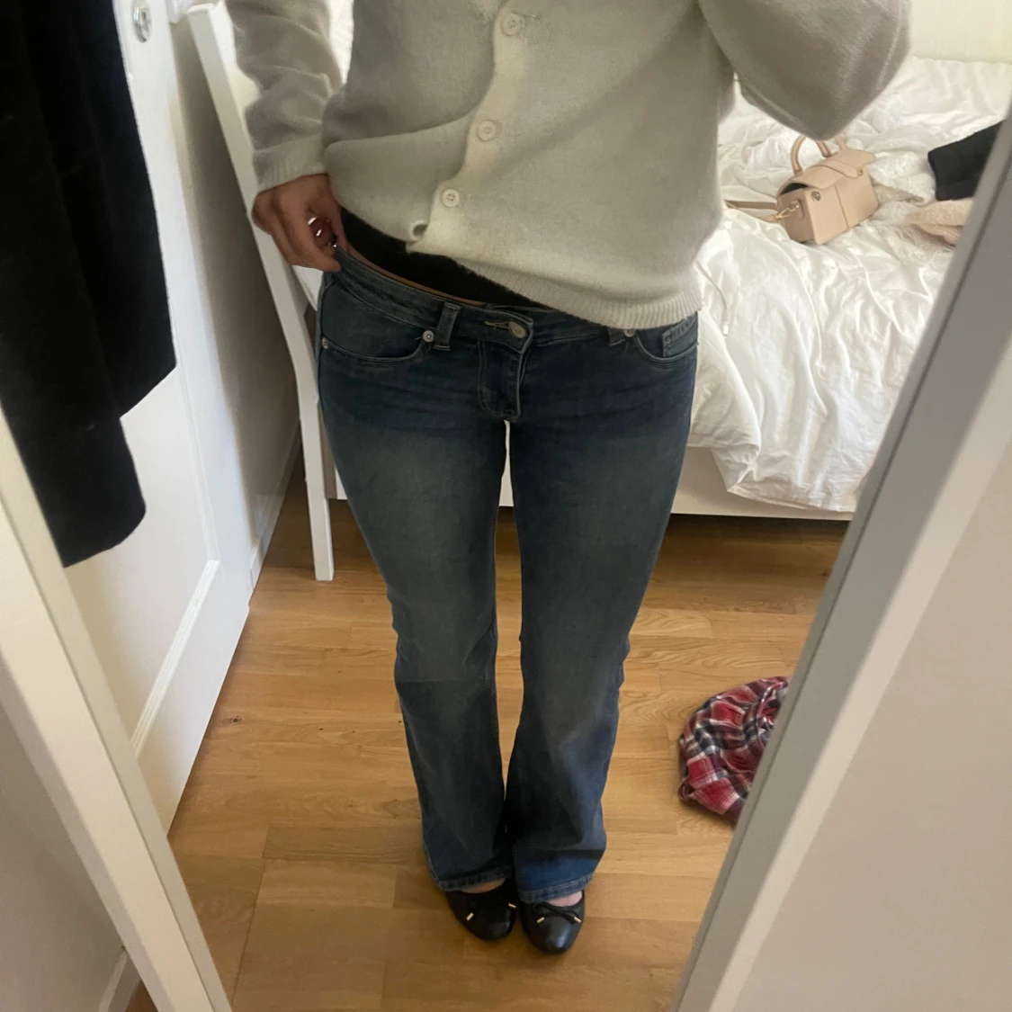 Blå bootcut jeans från gina  - 1