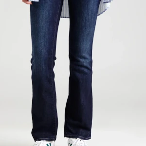 Bootcut Jeans - Jättesnygga jeans från Mavi! Aldrig använda och prislappen sitter kvar. Nypris: 799kr💕