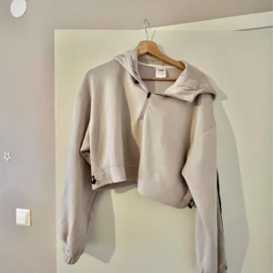 Träningströja beige - Säljer en beige croppad hoodie från Icaniwill med dragkedja framtill och huva. Helt ny!