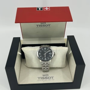 Tissot prc 200 / herrur /  - Tissot prc 200 / herrur /   Skick: fint skick med nytt batteri.  Övrigt skick enligt bilder.  Tveka inte att fråga om du undrar något.  Kolla gärna in våra andra klockor i profilen :)  Villkor mm finns i profilen Mvh Refinedwatches