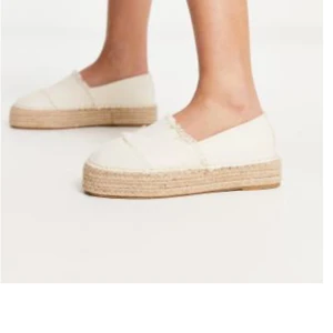 Vita sneakers  - Snygga svarta sneakers från Zalando.💕 endast använda en gång. Säljer då de är för stora för mig🥰