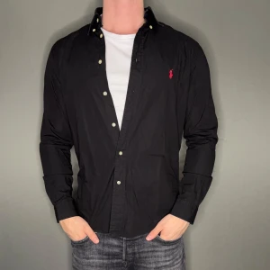 Ralph lauren skjorta - Hej säljer nu min fina Ralph lauren skjorta i storlek M. Den är i nyskick och kommer vara otroligt snygg nu i vår och framåt sommaren. Nypris cirka 1600kr! Vi kommer att sälja liknande produkter nu i vår och närmare sommar så glöm inte följa profilen!🌊🍾