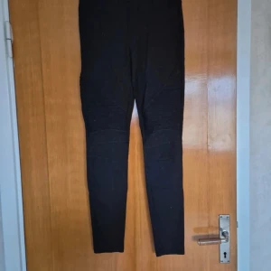 Svarta byxor storlek S  - Svarta högmidjade byxor från New yorker. Detaljer ovanför och på knät.  Material lappen är bortklippt men jag tror det är en blandning utav bomull och eastan. Väldigt stretchiga och mjuka! Fejkade fickor fram.  Kläderna rollas innan dom skickas då katt finns i hemmet!  #pants #pantswoman #byxor #wilmabookss #wilmabooksstorleks