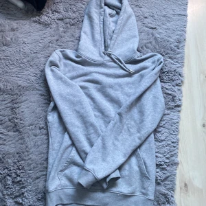 Grå Mira Paris hoodie med tryck på ryggen - Tja säljer denna feta Hoodie med riktigt snyggt tryck på ryggen (se andra bilden) ny pris 1700kr mitt pris 599kr men öppen för prisförslag!💯