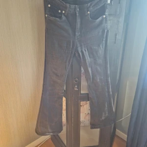 Utsvängda svarta jeans lager 157 - Köpta av mig på vinted och lite för små för mig. Tidigare ägare har klippt och sytt upp byxbenen, mäter nu 63cm från grenen till slutet av benet. Finns även lite lösa trådar, se bilder för detta.  Väldigt stretchiga och sköna om dom hade passat hade det blivit favotiter! Finns fler bilder  Nypris 200kr  Finns bild att få på storleksguiden från lager 157's egna sida. Storlek M, short length syns på lappen. Mått D på dessa är 63cm.  Alla kläder rollas innan de skickas då katt finns i hemmet!🐈