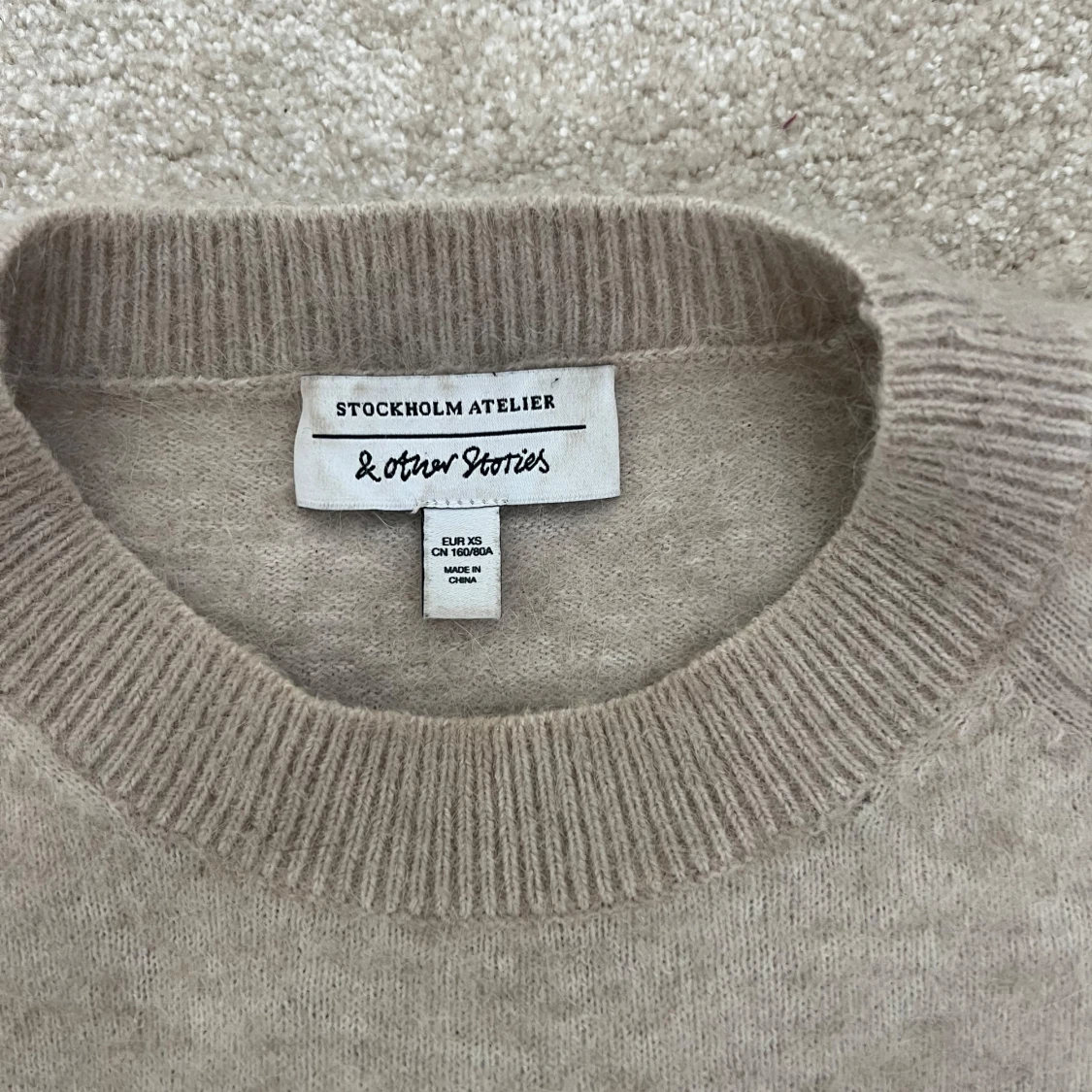 Beige stickad tröja med trekvartsärm från & Other Stories - 4